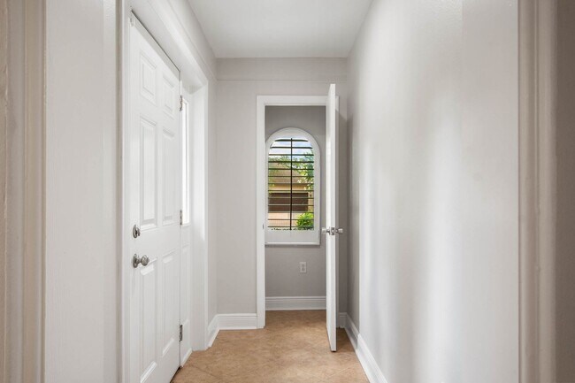Building Photo - Renovated Winter Park 32789 Home for Lease