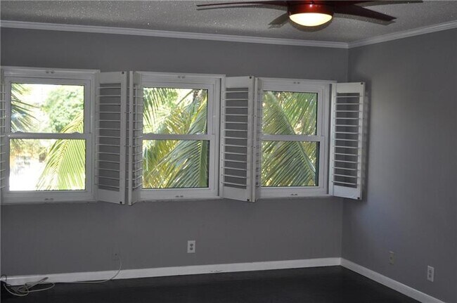 Building Photo - 615 NE 12th Ave