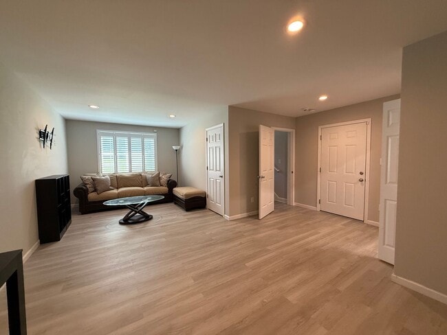 Building Photo - Fully Furnished 3 Bedroom, 2 Bath Home wit...