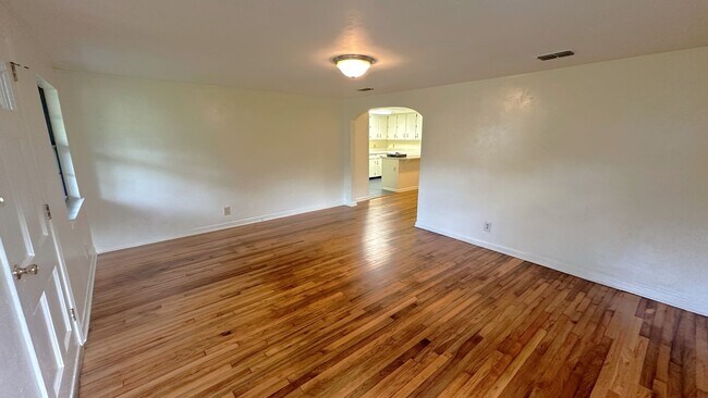 Building Photo - MIDTOWN 3/2 w/ Beautiful Wood Floors, Newer Paint, Inside Utility Area, & More! $1695/month Avail...
