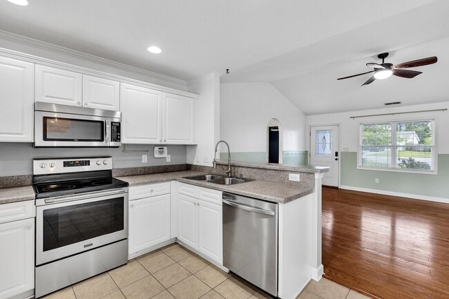 Building Photo - 3 bedroom with Community POOL!