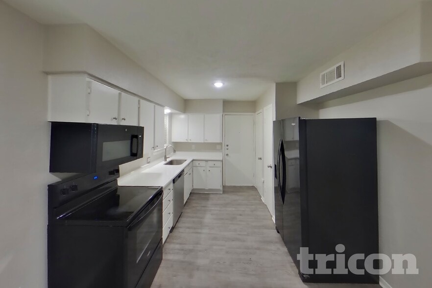 Building Photo - 3221 Edgebrook Dr
