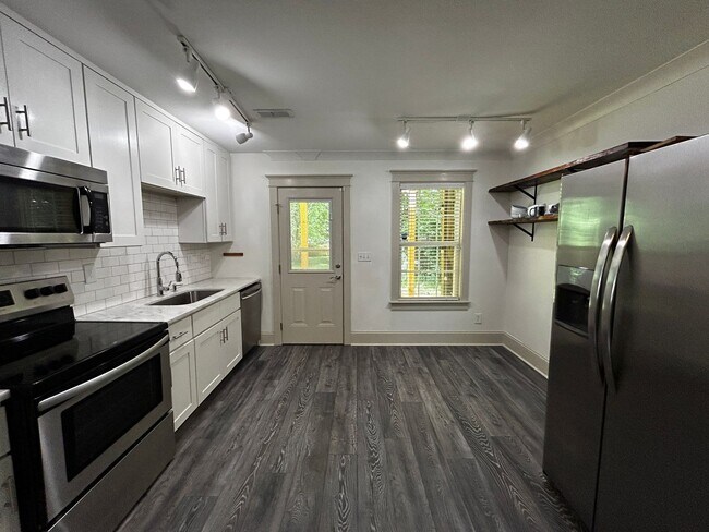 Building Photo - Gorgeous 4 Bedroom Home in Belmont Neighbo...