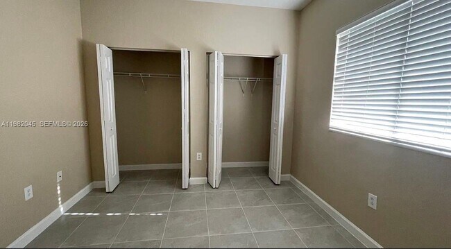 Building Photo - 390 NE 35th Ave