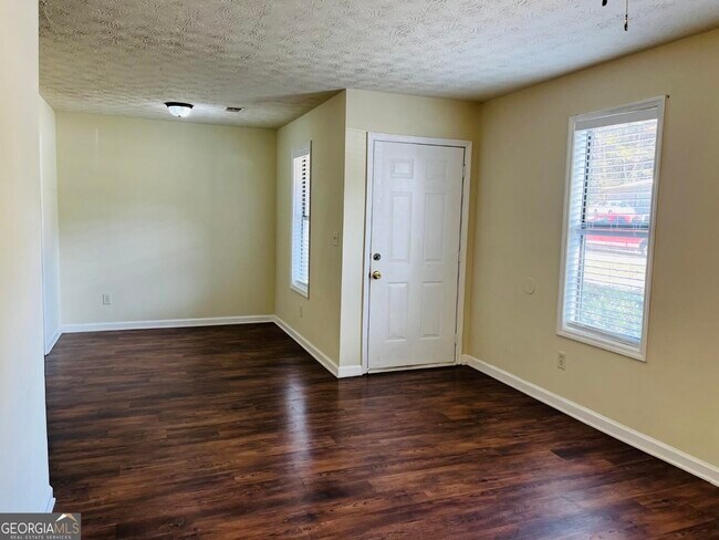 Building Photo - 165 Pine Terrace