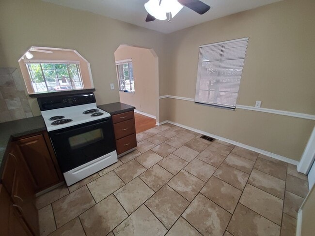 Building Photo - Two Bedroom House with carport