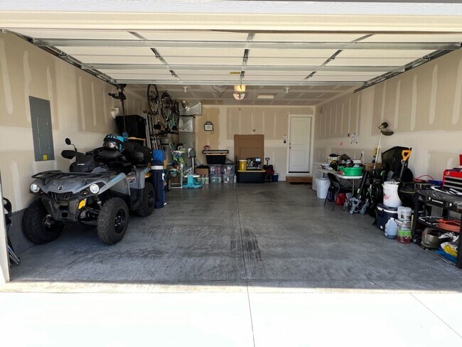 Building Photo - 3 bed/2 bath rambler style home! Double ga...