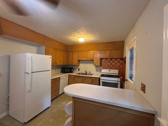 Building Photo - 3 BR / 1.5BA | Spacious Single Family Home | 1-Car Garage | Large backyard!