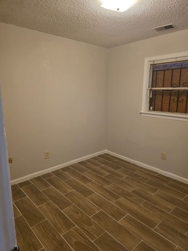 Building Photo - 3/4 BR  Brick ranch