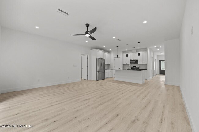 Building Photo - 213 Deportivo Dr