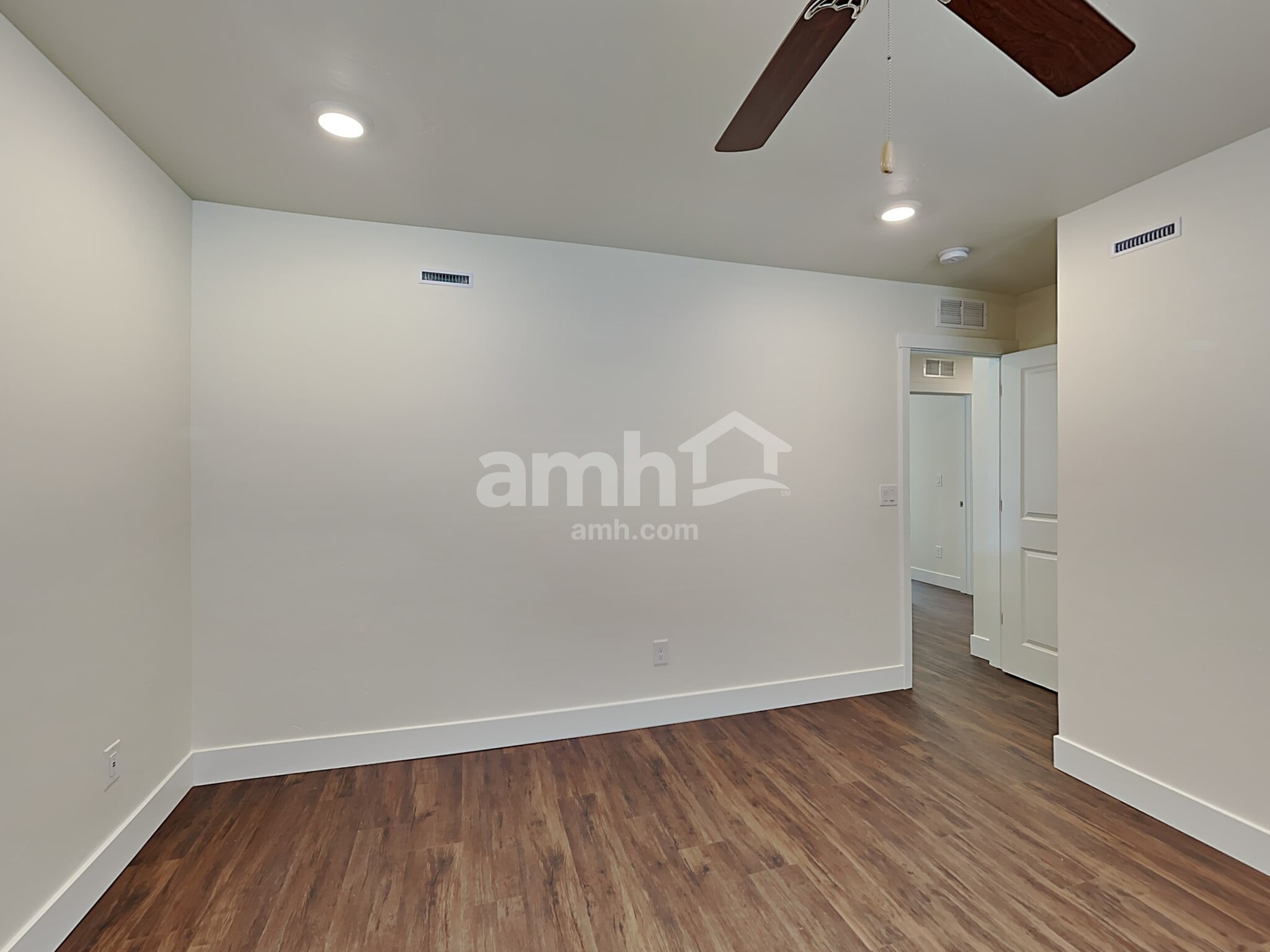 Building Photo - 1366 N Barkvine Ave