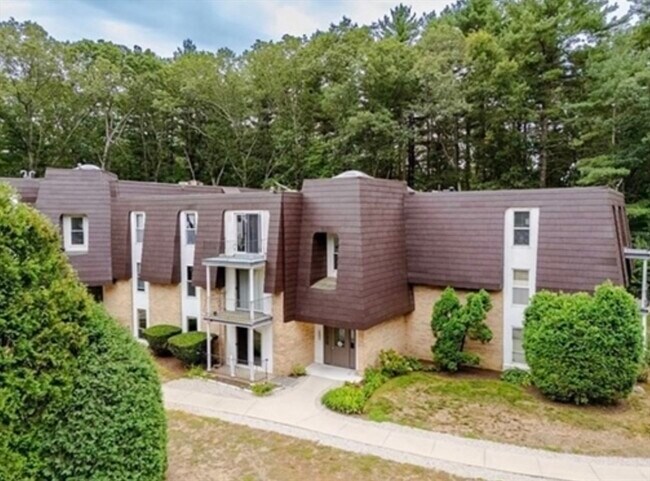 Building Photo - 8 Shadowbrook Ln