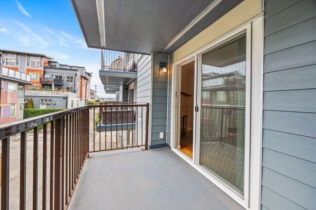 Building Photo - Location, Location!! 2-bedroom Condo in Ma...