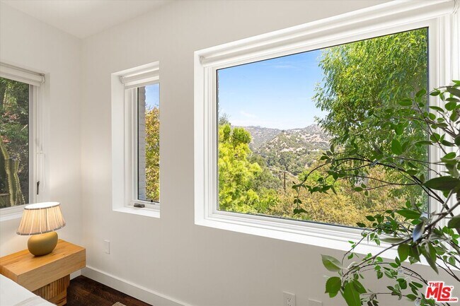 Building Photo - 2700 Glendower Ave