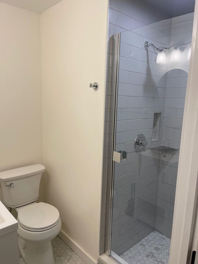 Building Photo - 3 Bedroom Home in Colchester VT Available 7/1!