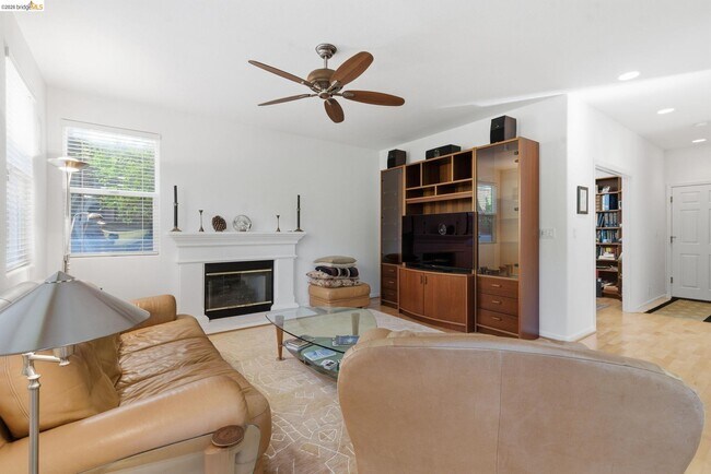 Building Photo - 257 Golf Links St