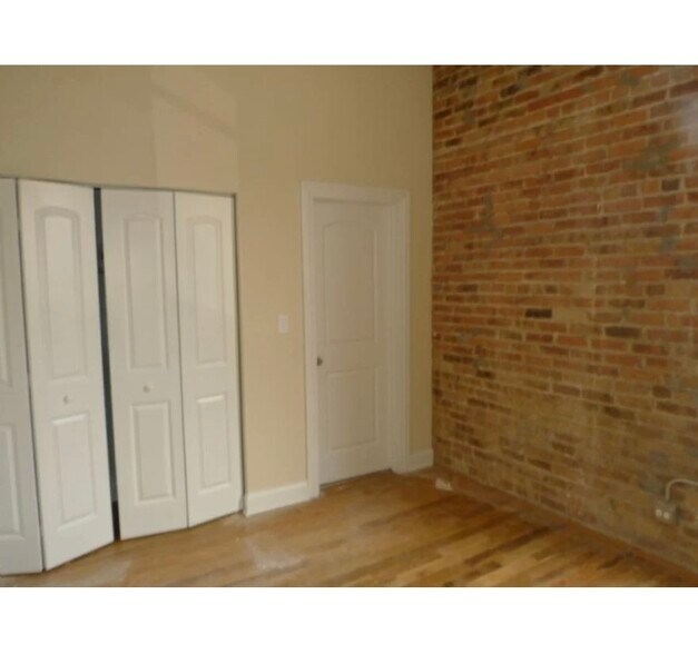 Building Photo - 2025 W North Ave