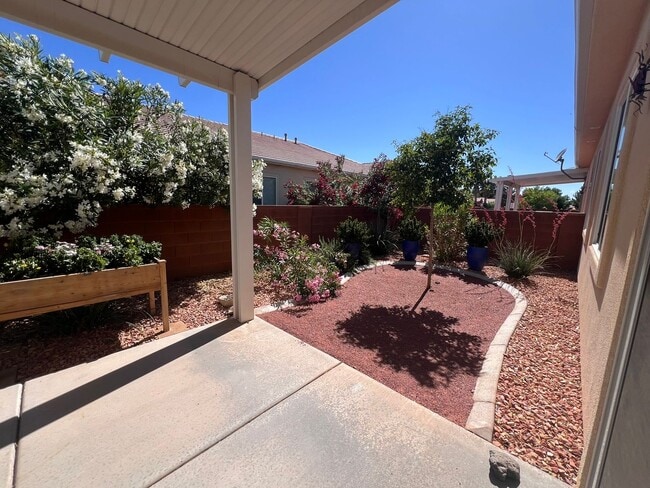 Building Photo - 8 Month Term Furnished Townhome In Hurricane