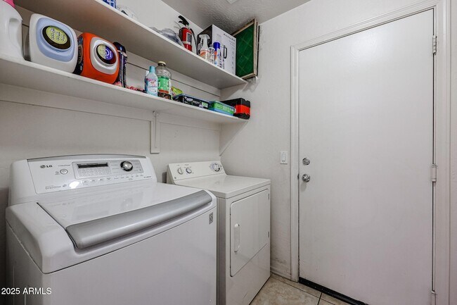 Building Photo - 13959 W Country Gables Dr