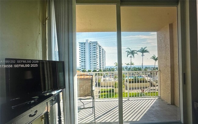 Building Photo - 3020 NE 32nd Ave