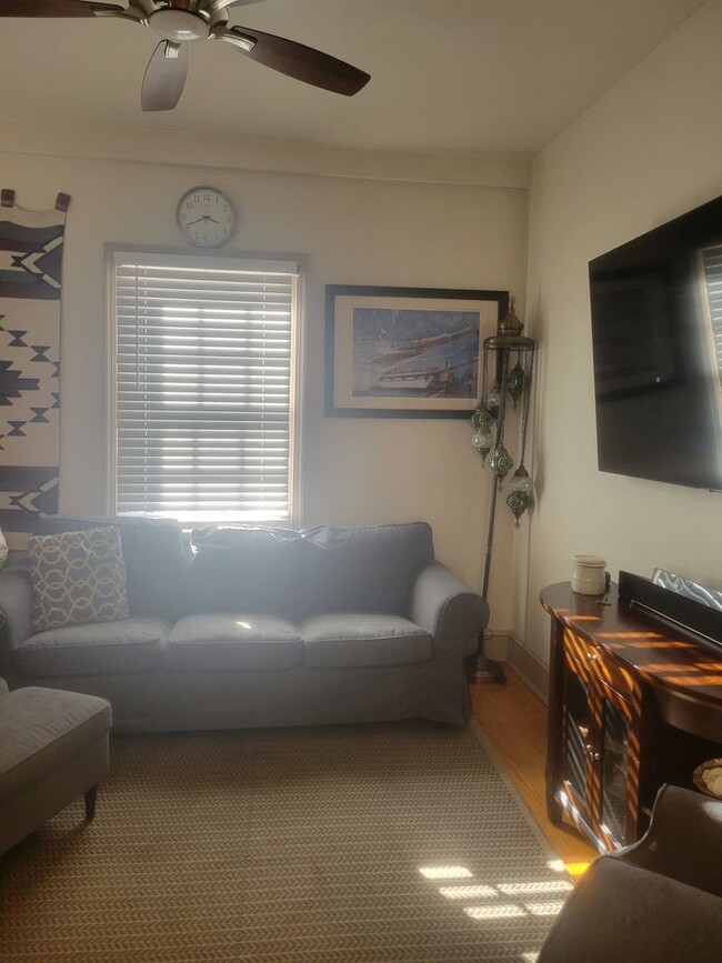 Building Photo - Fully furnished 3 bed, 2.5 baths townhome ...