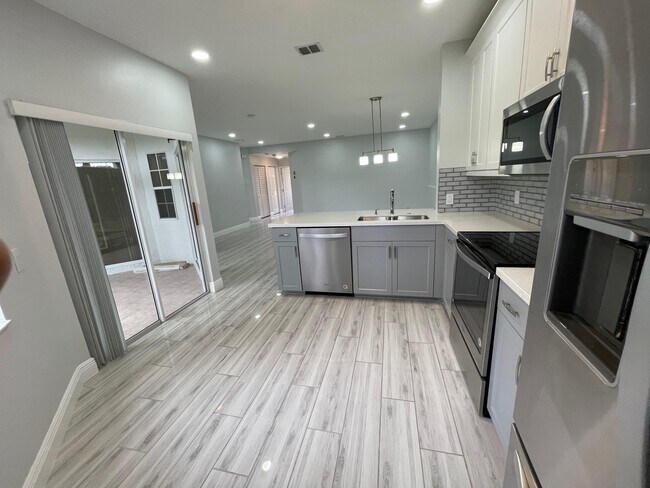 Building Photo - 6526 Via Regina