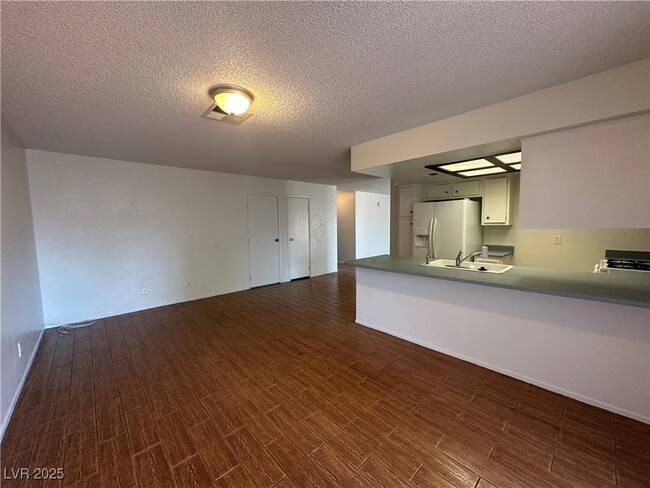 Building Photo - 628 Hidden Valley Dr