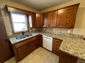 Building Photo - 114 10 1/4 St SE