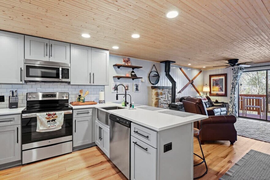 Building Photo - 102 Skiview Ln