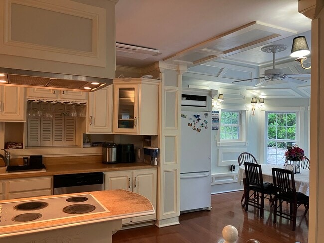 Building Photo - Furnished 6 month rental
