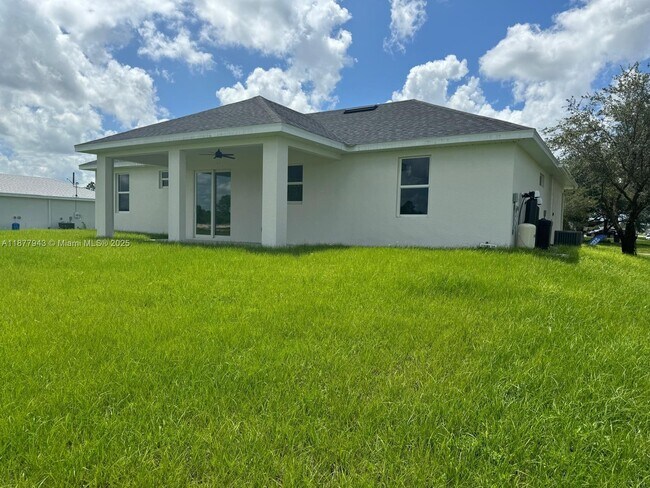 Building Photo - 2044 Crawford Ave N