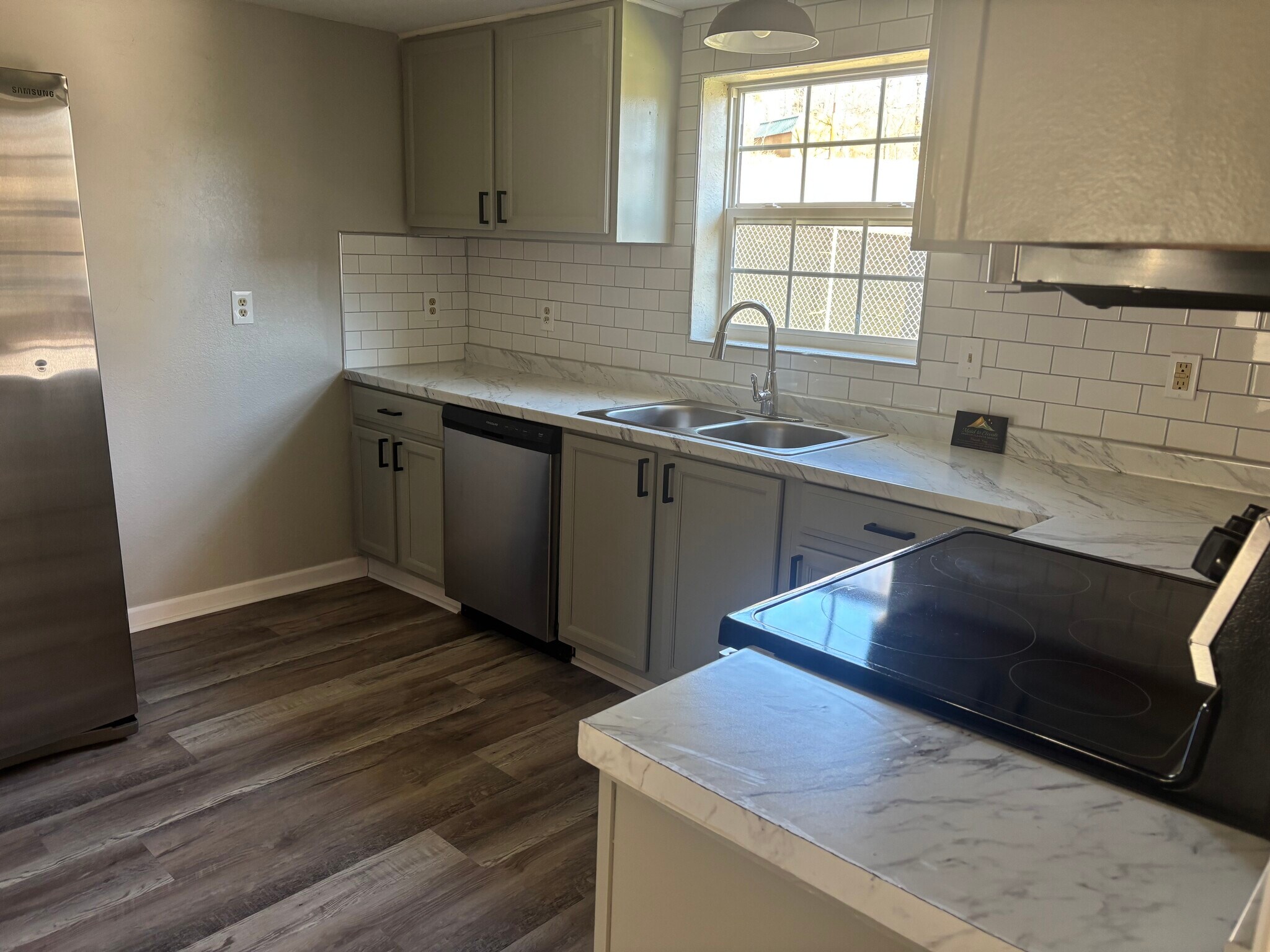 Building Photo - 528 France Ln