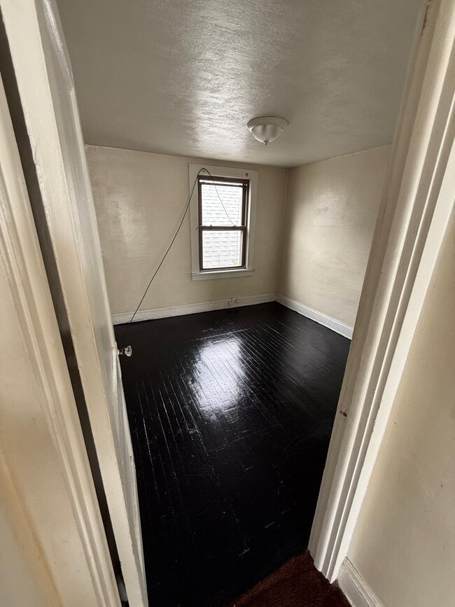 Building Photo - 1485 E 172