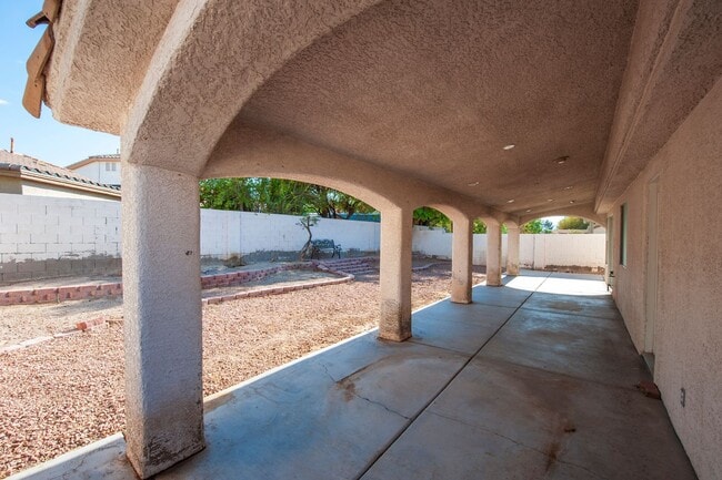 Building Photo - 921 E English Heather Dr