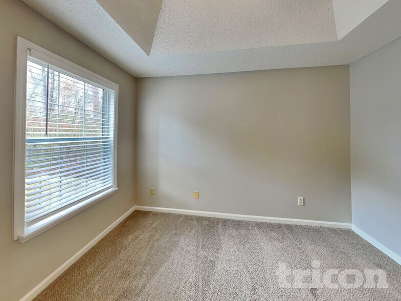 Building Photo - 5005 Hyacinth Ln