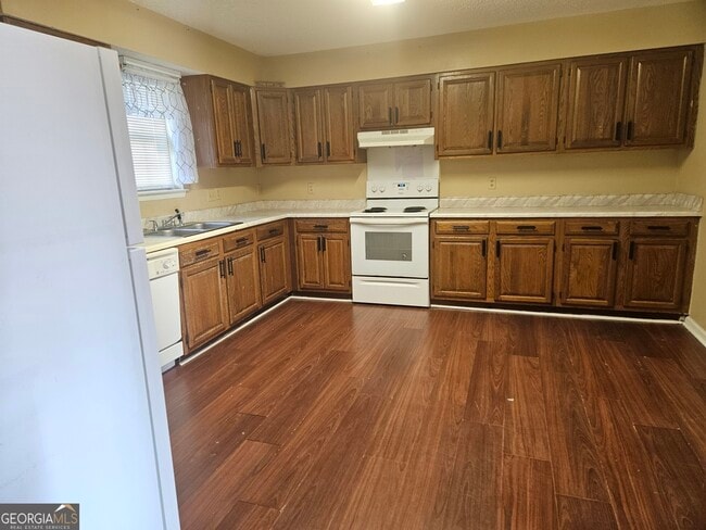Building Photo - 818 Robin Hood Trail