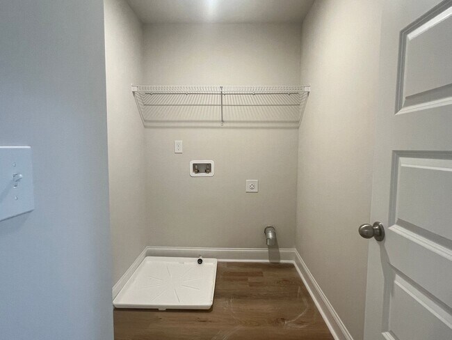 Building Photo - Beautifully Done & Brand New 4BD/2.5 Home in Jones Co.