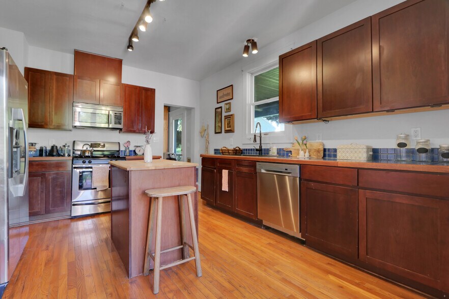 Building Photo - 1027 Eleanor St