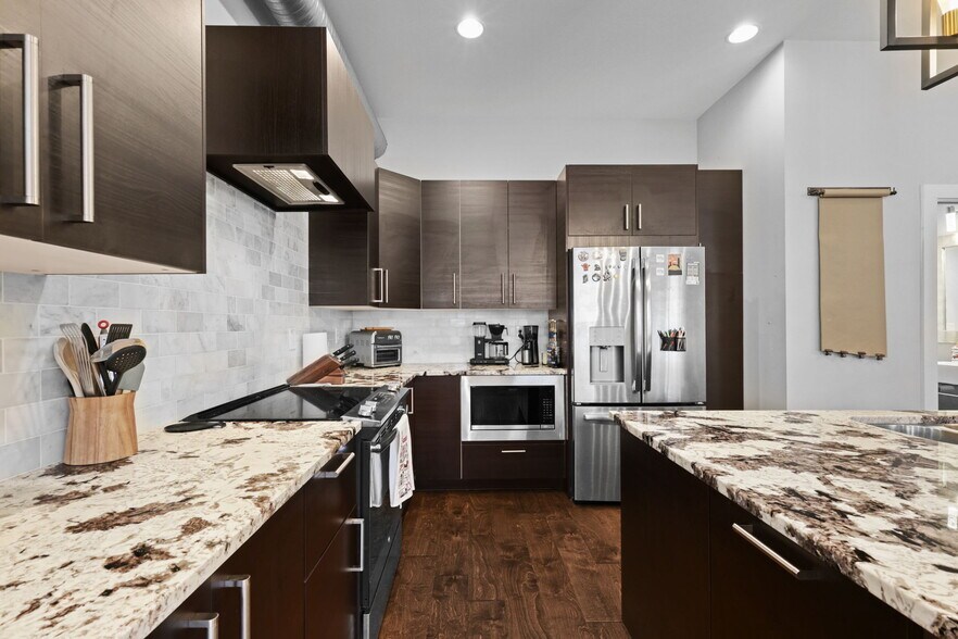 Building Photo - 2464 Broadway St