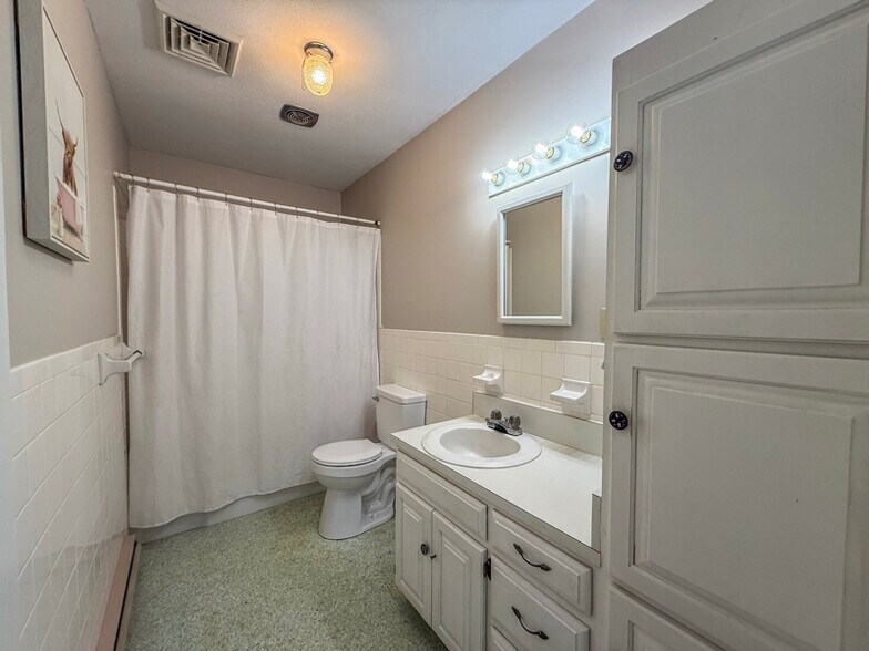 Building Photo - 51 Lucas St