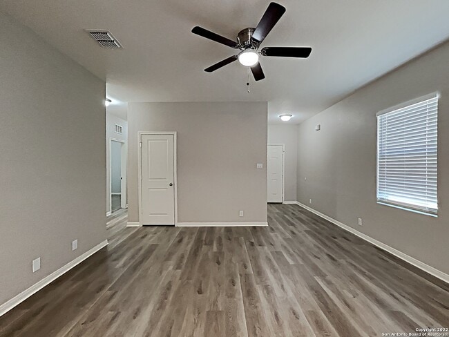Building Photo - 4950 Hallies Gdn