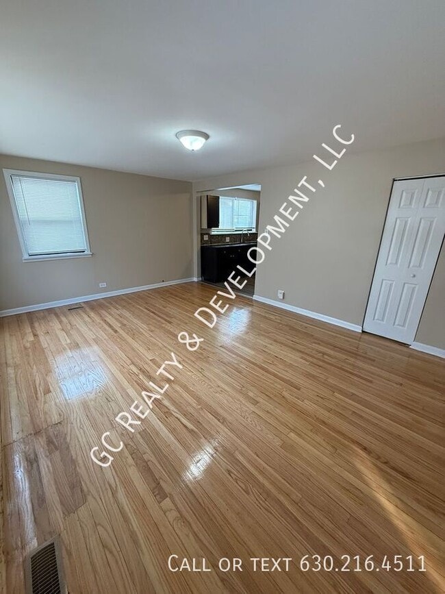 Building Photo - 9906 S Clyde Ave