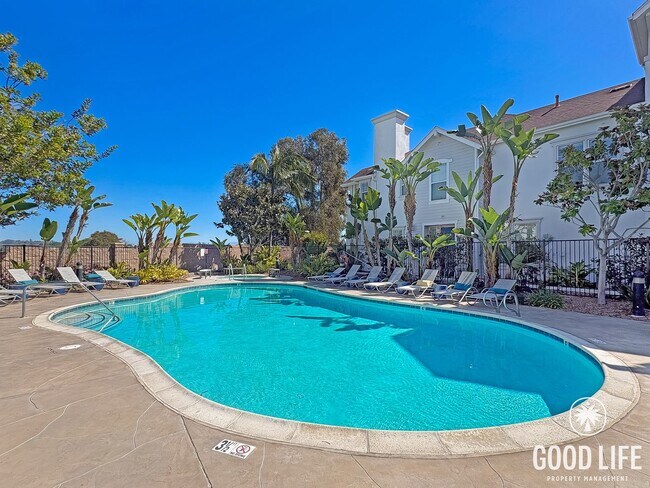 Building Photo - Beautiful 2B/2.5BA Townhouse in Oceanside w/ Washer/Dryer, Attached Garage, and AC!