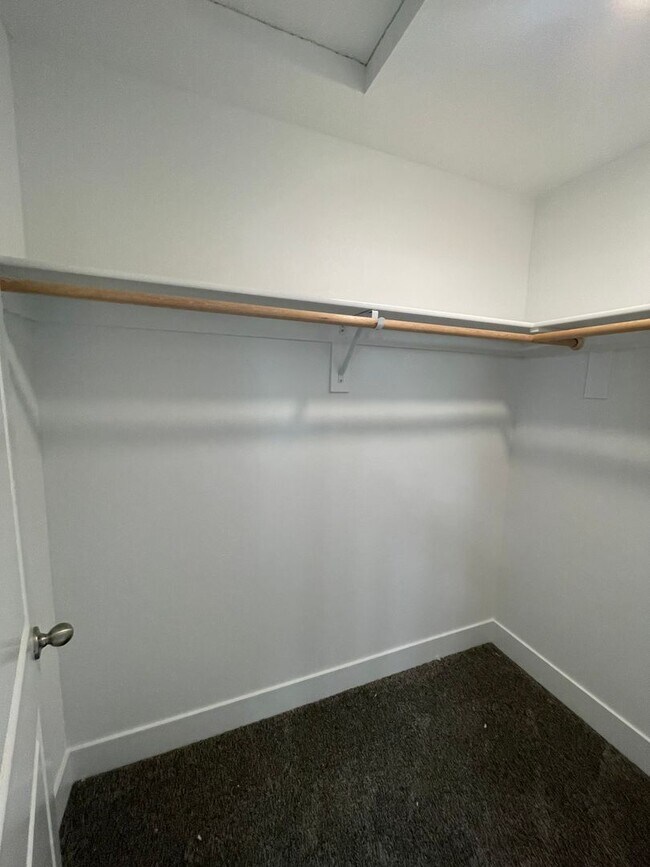 Building Photo - 1401 E Hardcastle Ave