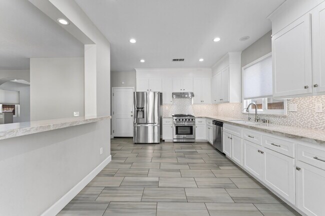 Building Photo - "Spacious 3-Bedroom Retreat with Modern Co...