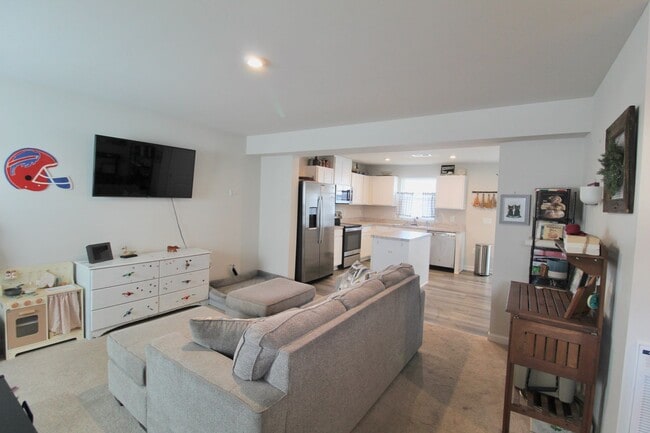 Building Photo - Townhome with a large fenced in yard for rent!