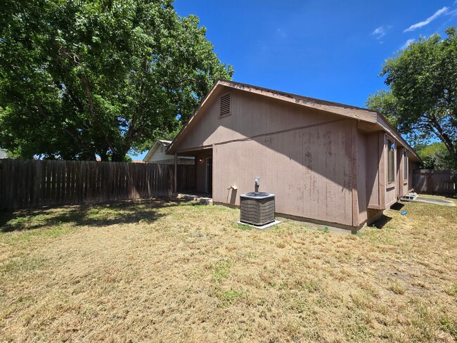 Building Photo - 3/2/1 Garden Home with a Wood Burning Fire...