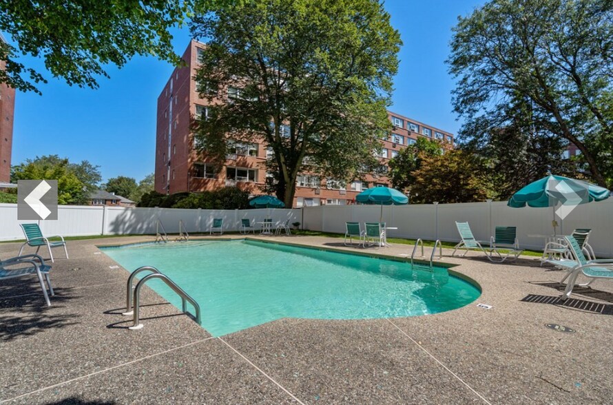 Building Photo - 20 Hammond Pond Pky