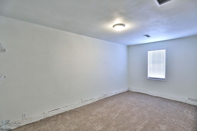 Building Photo - 3 BEDROOM,  Kitchen appliances, NEW INTERIOR PAINT! 6 MONTH LEASE AVAILABLE!