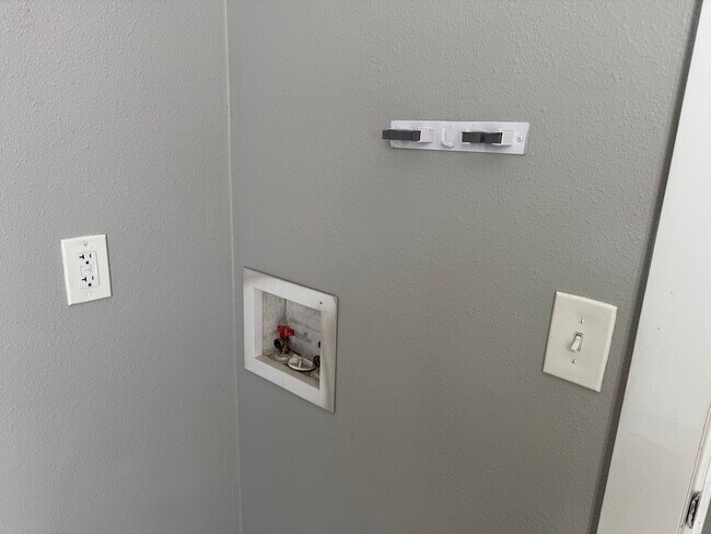 Building Photo - 1208 W 5th St